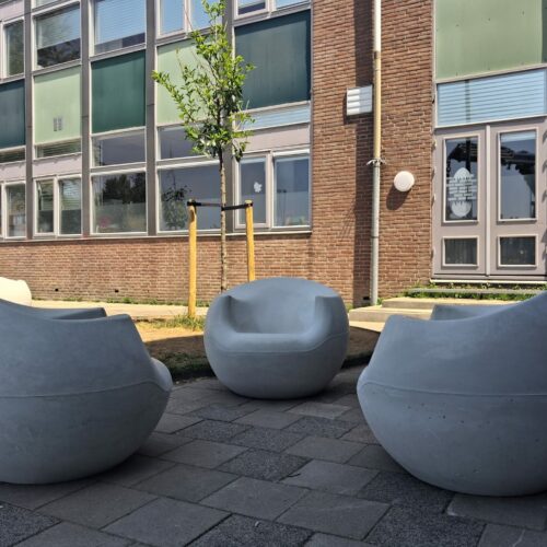 Betonnen zitelementen en tafel Stool 43 Witte betonnen Stool zitelementen op een schoolplein in Gouda